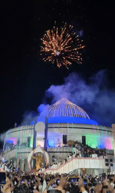 महू में रात करीब 12 बजे बाबासाहेब को गॉर्ड ऑफ ऑनर दिया गया। आतिशबाजी भी की गई।