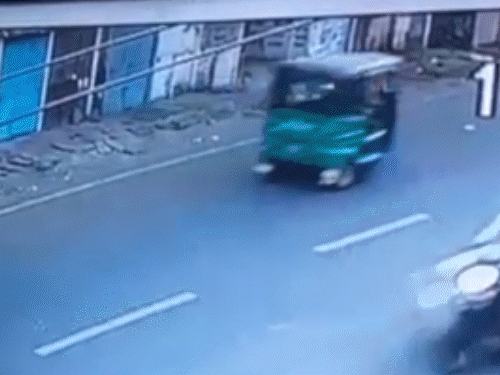 इसी लोडिंग टेम्पो की टक्कर से मुरारीलाल गंभीर घायल हो गए। ड्राइवर अब भी फरार है।