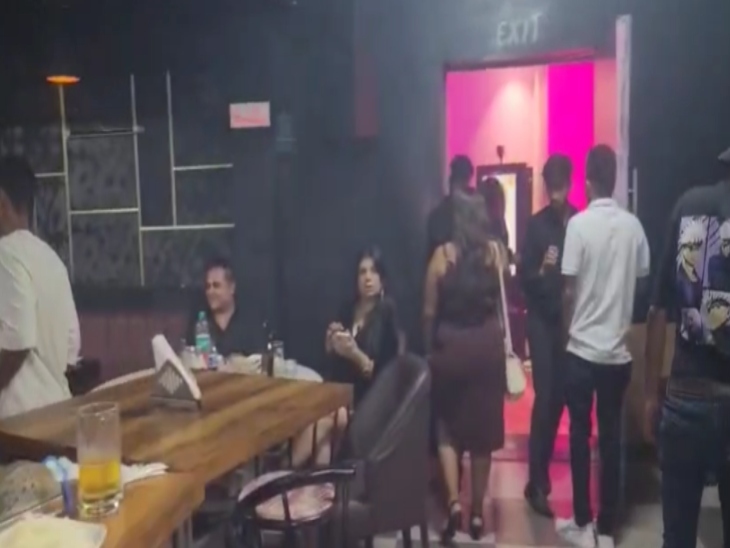 देर रात क्लब में पुलिस का छापा।