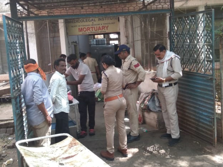 पीएम के बाद शव परिजनों के सुपुर्द किया जा रहा।