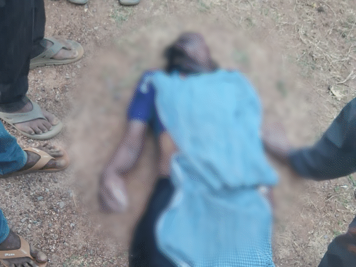 कोरबा जिले में तेज रफ्तार पिकअप पलटकर नहर में गिर गई। - Dainik Bhaskar