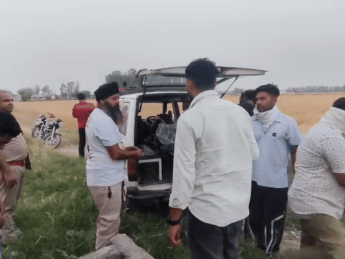 शव को पोस्टमॉर्टम के लिए जाते कर्मी।