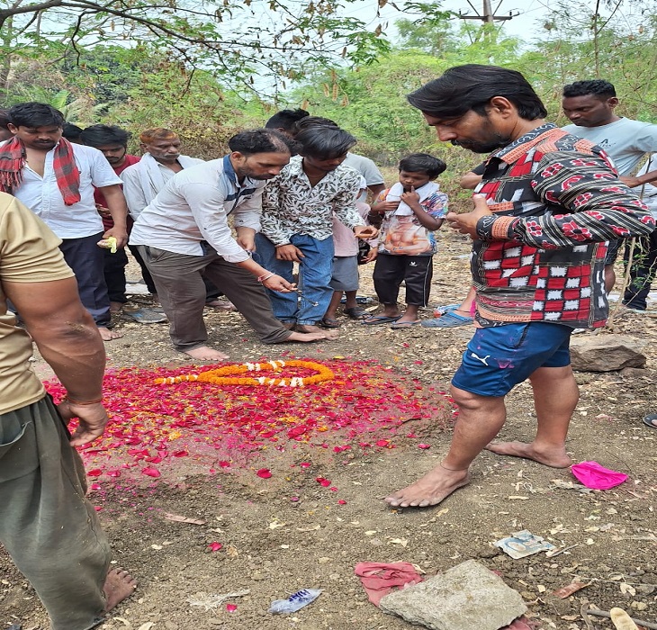 बच्चे का आज सुबह अंतिम संस्कार किया गया। कोटा स्थित श्मशान घाट में बच्चे का शव दफनाया गया।