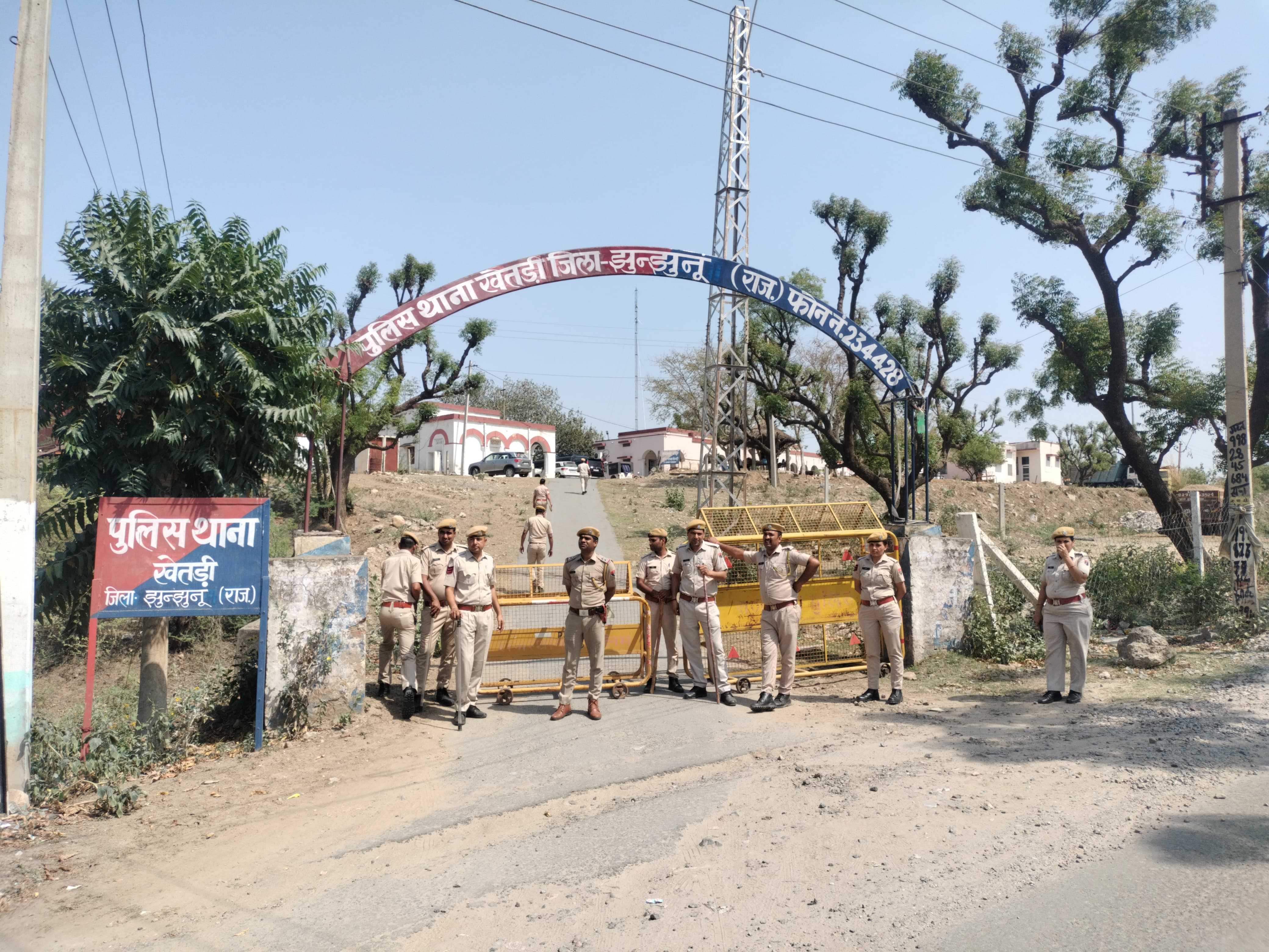 खेतड़ी थाने के गेट पर बैरिकेड्स लगाकर पुलिसकर्मियों को तैनात किया गया है।