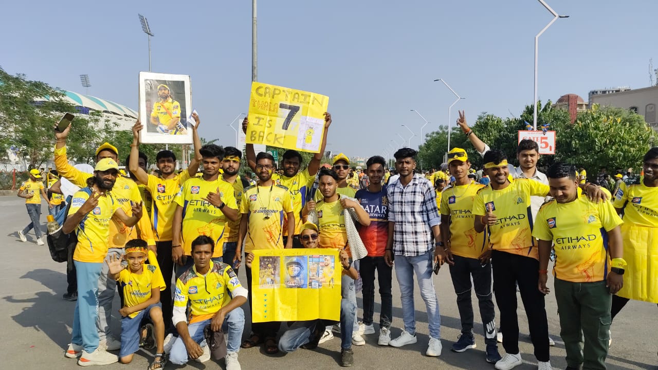 इकाना के बाहर LSG के फैंस बहुत कम दिख रहे हैं। आज धोनी के फैंस की भीड़ है।