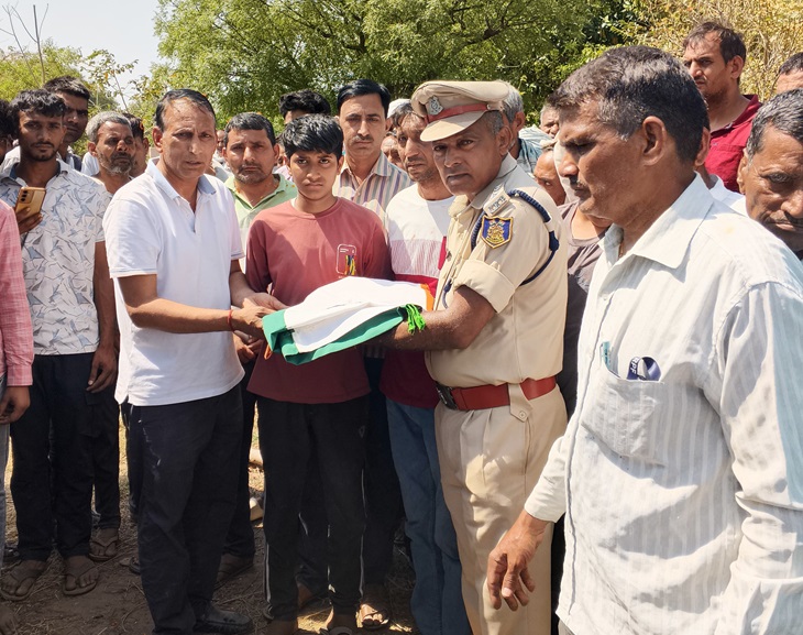 13 साल के बेटे को तिरंगा सौंपते हुए CRPF के अधिकारी।