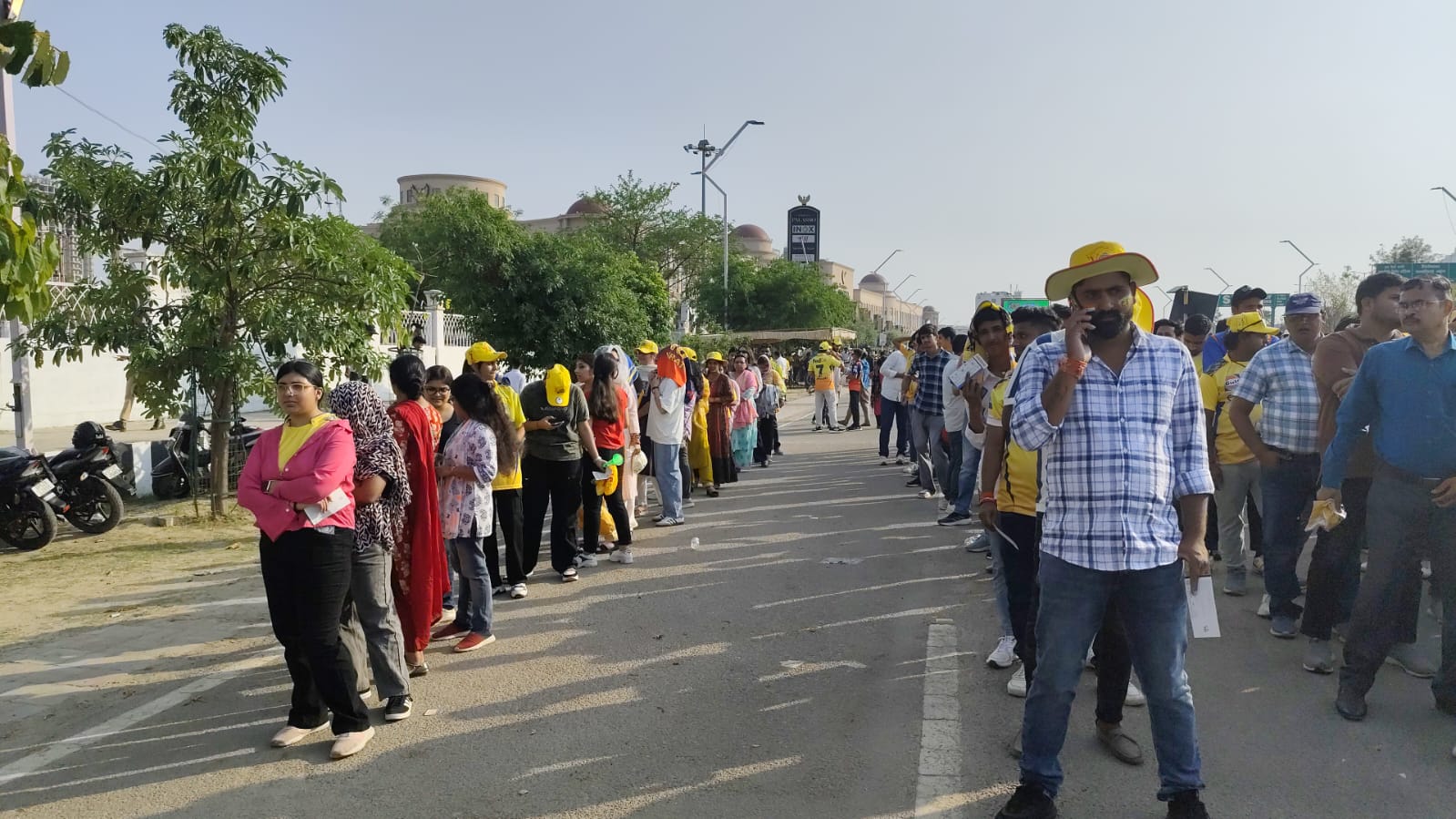 स्टेडियम के बाहर एंट्री के लिए दर्शक कतारों में खड़े हैं।