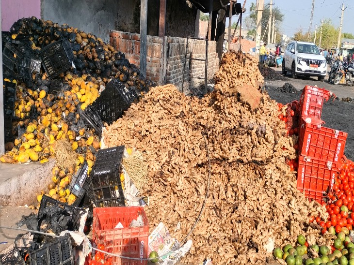 आग लगने से लाखों की सब्जियां व फ्रूट्स जले।