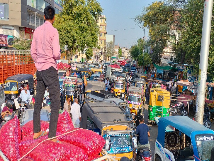जयपुर-सीकर हाइवे पर लगा जाम।