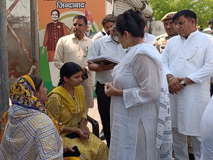 विजय नगर स्थित अपने आवास पर लोगों से मिलते हुए राज्यसभा सांसद किरण चौधरी