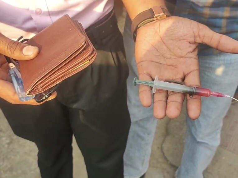 आरोपी से बरामद हुआ इंजेक्शन और अन्य सामान।
