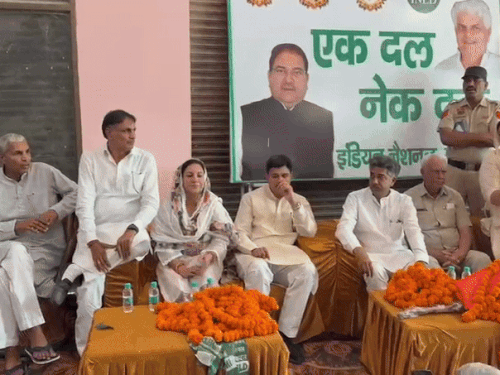 कार्यकर्ताओं से बैठक करने सुनैना चौटाला के साथ दादरी पहुंचे आदित्य चौटाला व उमेद लोहान।