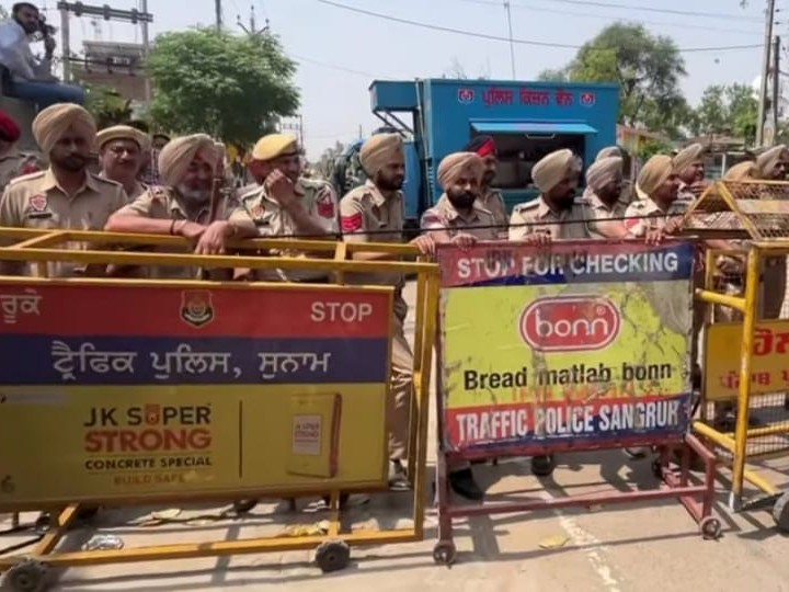 किसानों को रोकने के लिए लगाई गई बैरिकेडिंग