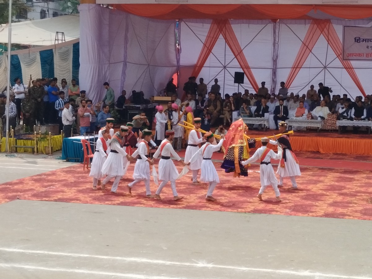 हिमाचल दिवस पर सांस्कृतिक प्रस्तुतियां देते हुए।