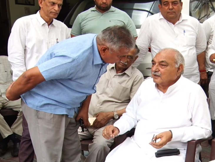 ਸਾਬਕਾ ਮੁੱਖ ਮੰਤਰੀ ਬੁਰਿਪੇਨਟਰ ਹੁੱਡਾ ਨੂੰ ਰੋਹਤਕ ਵਿੱਚ ਆਪਣੀ ਰਿਹਾਇਸ਼ 'ਤੇ ਮਜ਼ਦੂਰਾਂ ਨੂੰ ਮਿਲ ਰਹੇ ਹਨ.