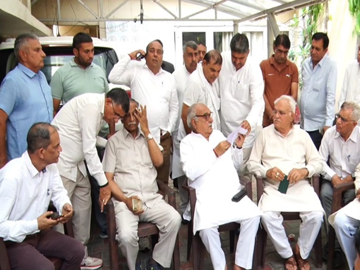 ਸਾਬਕਾ ਮੁੱਖ ਮੰਤਰੀ ਬੁਰਿਪੇਨਟਰ ਹੁੱਡਾ ਨੂੰ ਰੋਹਤਕ ਵਿੱਚ ਆਪਣੀ ਰਿਹਾਇਸ਼ 'ਤੇ ਮਜ਼ਦੂਰਾਂ ਨੂੰ ਮਿਲ ਰਹੇ ਹਨ.