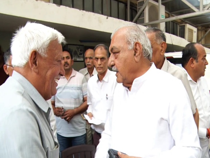 ਸਾਬਕਾ ਮੁੱਖ ਮੰਤਰੀ ਭੂਇਦਰ ਹੁੱਡਾ ਮਜ਼ਦੂਰ ਨੂੰ ਰੋਹਤਕ ਵਿੱਚ ਆਪਣੀ ਰਿਹਾਇਸ਼ 'ਤੇ ਅੱਗੇ ਵਧਿਆ.