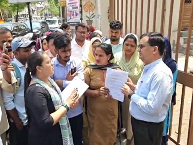 डीसी ऑफिस पर डीडीपीओ को ज्ञापन देते पीजीआई बियरर।