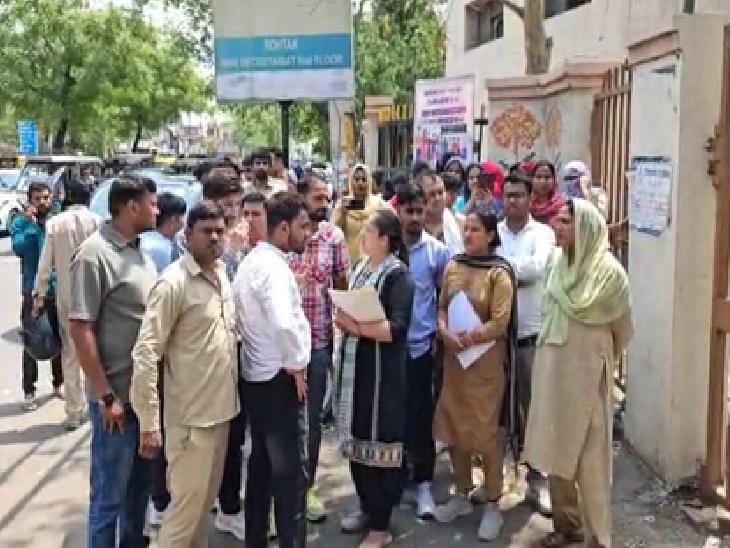 डीसी ऑफिस के बाहर प्रदर्शन करते पीजीआई बियरर।