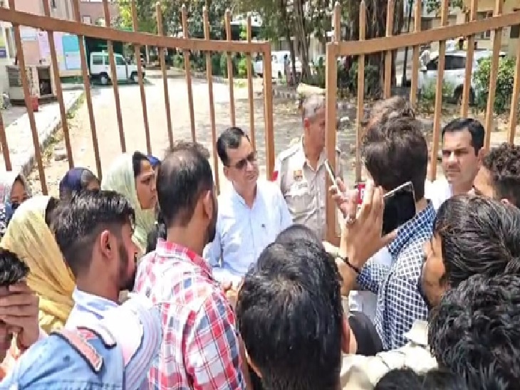 डीसी ऑफिस के बाहर गेट पर डीडीपीओ से बात करते पीजीआई बियरर।