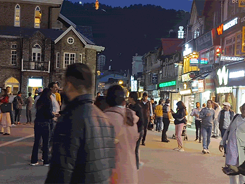 शिमला के मॉल रोड पर शाम के वक्त घूमते हुए टूरिस्ट