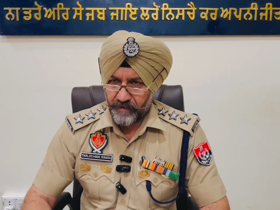 डीएसपी त्रिलोचन सिंह मामले की जानकारी देते हुए।