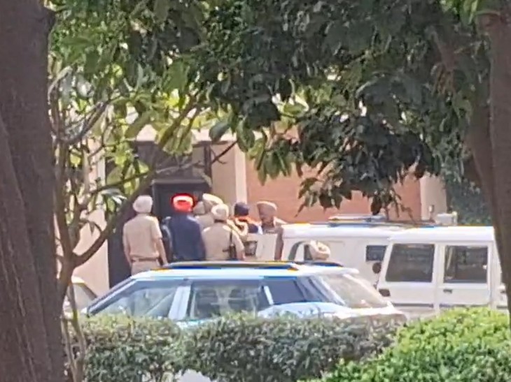 पप्पलप्रीत सिंह को कोर्ट में पेश करती पुलिस। - Dainik Bhaskar