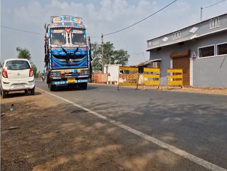 बेलौदी मालूद गांव में इसी जगह पर हादसा हुआ है। जहां महिलाएं और बच्चियां घर के बाहर बैठी हुई थी।