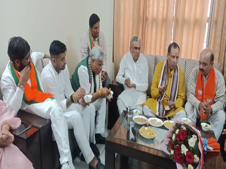फतेहाबाद में जलपान करते भाजपा प्रदेशाध्यक्ष मोहनलाल बड़ौली और अन्य नेता।