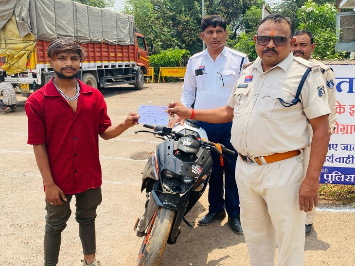 बाइक स्टंटबाज के खिलाफ की गई चालानी कार्रवाई