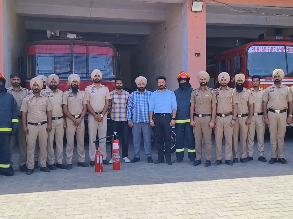बरनाला के फायर स्टेशन में मौजूद स्टॉफ और अधिकारी