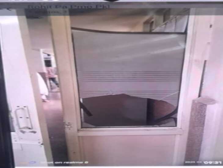 ਫਾਰਮੇਸੀ ਰੂਮ ਦੇ ਦਰਵਾਜ਼ੇ ਦਾ ਤੋੜਿਆ ਹੋਇਆ ਗਲਾਸ.