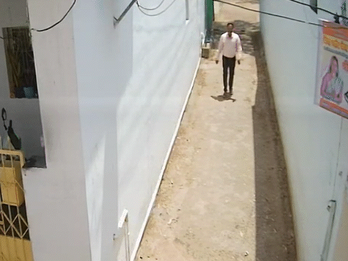 कार्रवाई की भनक लगते ही वह दबे पाव भागते नजर आ रहा RI घनश्याम भारद्वाज।