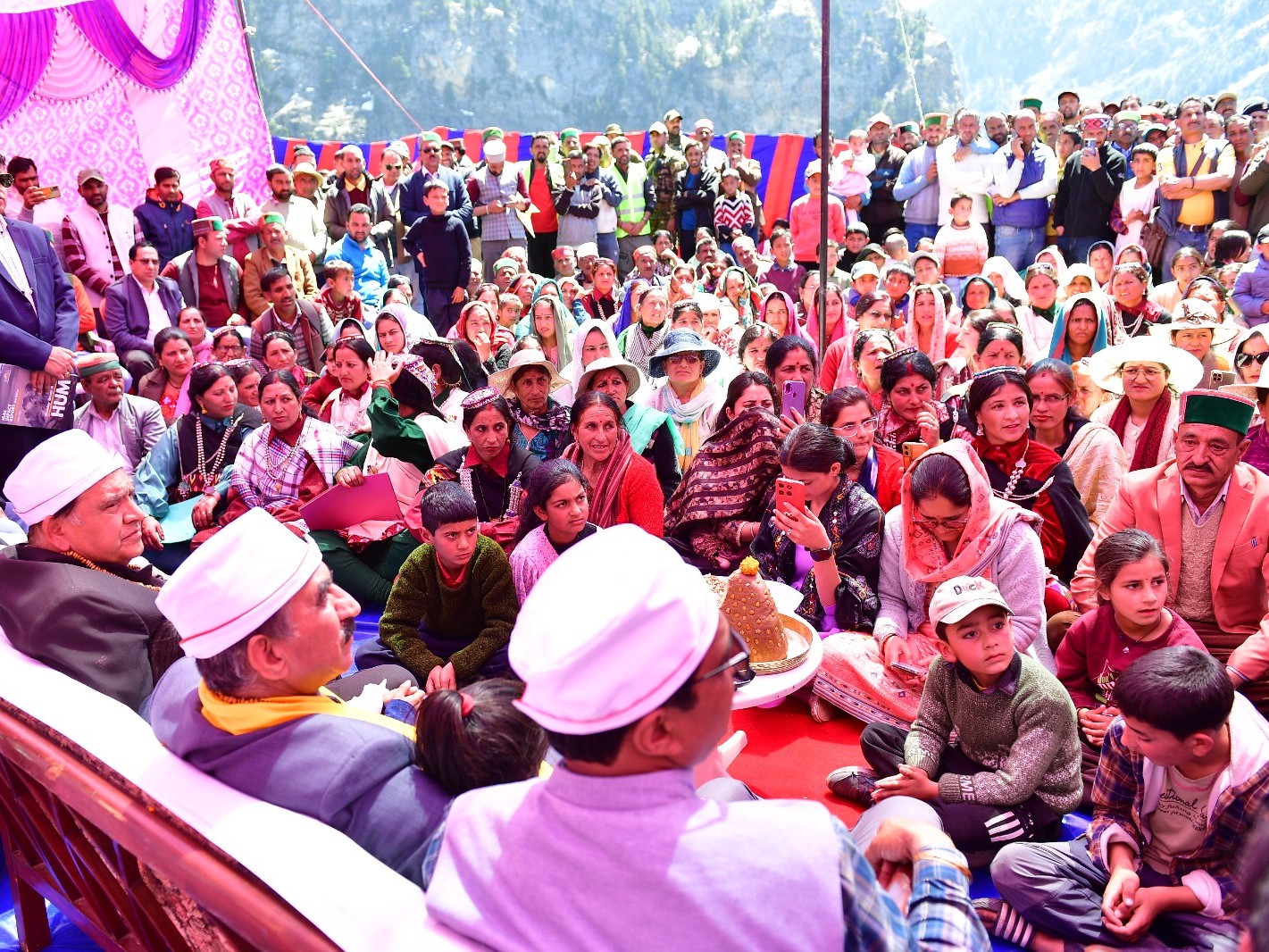 चंबा के पांगी में बीती शाम को सीएम के स्वागत के लिए पहुंचे ट्राइबल एरिया के लोग।