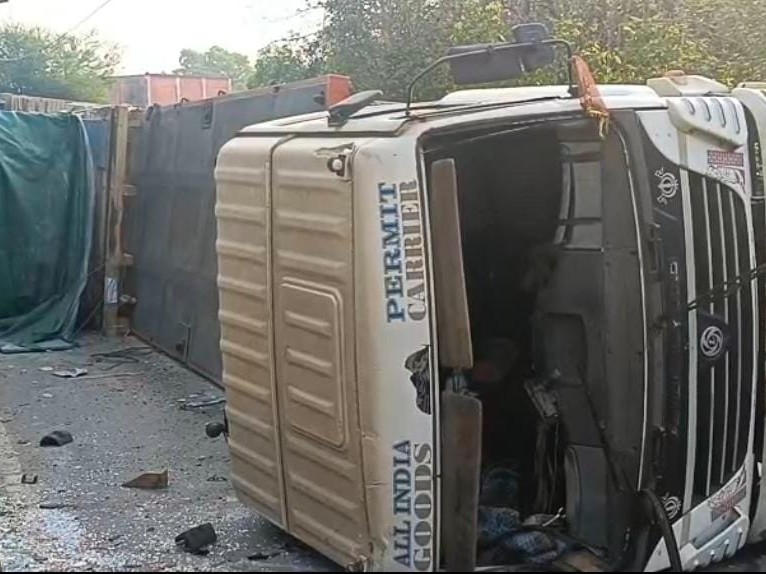 trailer loaded with gas cylinders overturned in Jamshedpur | जमशेदपुर ...