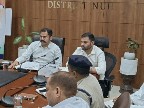 ਡੀ.ਸੀ. ਵਾਰਰਾਮ ਕੁਮਾਰ ਮੀਨਾ ਨੂੰ ਮੀਟਿੰਗ ਦੀ ਲਹਿਰ ਦੇ ਸੰਬੰਧ ਵਿੱਚ ਅਧਿਕਾਰੀਆਂ ਨੂੰ ਨਿਰਦੇਸ਼ ਦਿੰਦੇ ਹੋਏ.