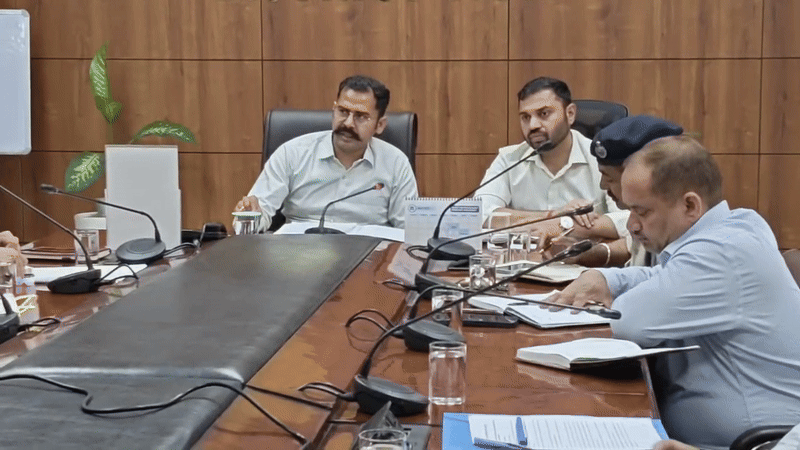 ਡੀ.ਸੀ. ਵਾਰਰਾਮ ਕੁਮਾਰ ਮੀਨਾ ਨੂੰ ਮੀਟਿੰਗ ਦੀ ਲਹਿਰ ਦੇ ਸੰਬੰਧ ਵਿੱਚ ਅਧਿਕਾਰੀਆਂ ਨੂੰ ਨਿਰਦੇਸ਼ ਦਿੰਦੇ ਹੋਏ.