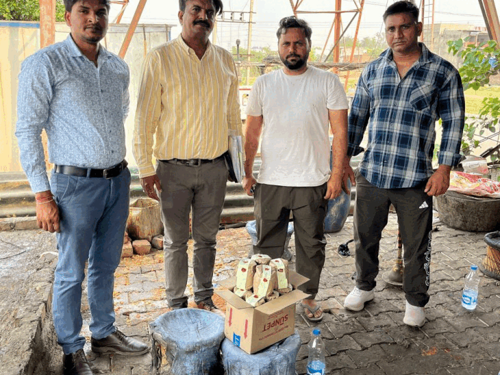 मिठाई की दुकान पर जांच करती टीम।