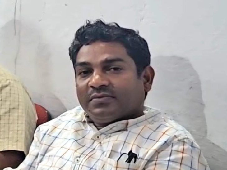 राजस्व निरीक्षक (RI) संतोष चंद्र सेन। ACB ने 50 हजार रुपए रिश्वत लेते रंगे हाथ पकड़ा।