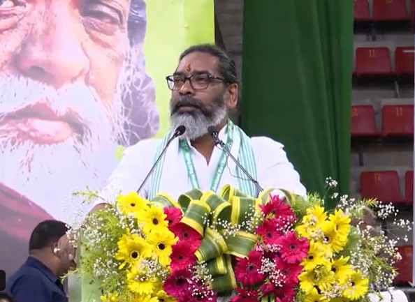 लोगों को संबोधित करते मुख्यमंत्री हेमंत सोरेन।