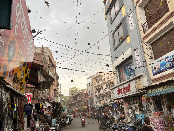 उदयपुर के खेरवाड़ा में मंगलवार दोपहर करीब 3:30 बजे आंधी चली। हर तरफ धूल का गुबार दिखाई दिया।