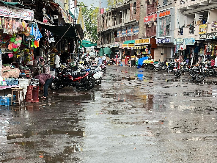 तस्वीर उदयपुर के खेरवाड़ा की है। यहां आंधी के बाद शाम को बारिश हुई।