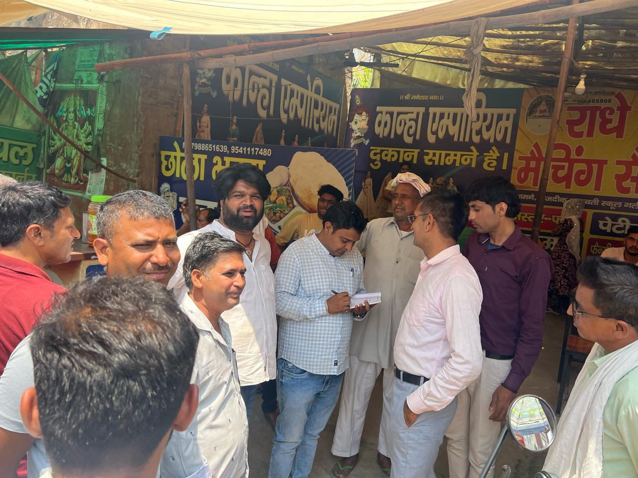 दुकानदारों का चालान करते हुए जेई विकास शर्मा
