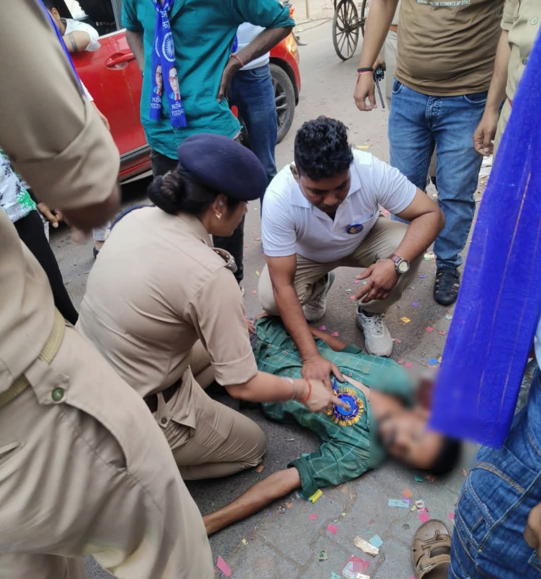 बेहोश होकर गिरे युवक को देखतीं एसीपी