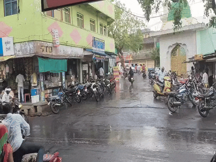रतलाम के सैलाना में मंगलवार को कुछ देर तक बारिश हुई।