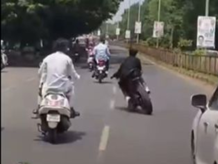 बाइक से स्टंट करता युवक - Dainik Bhaskar