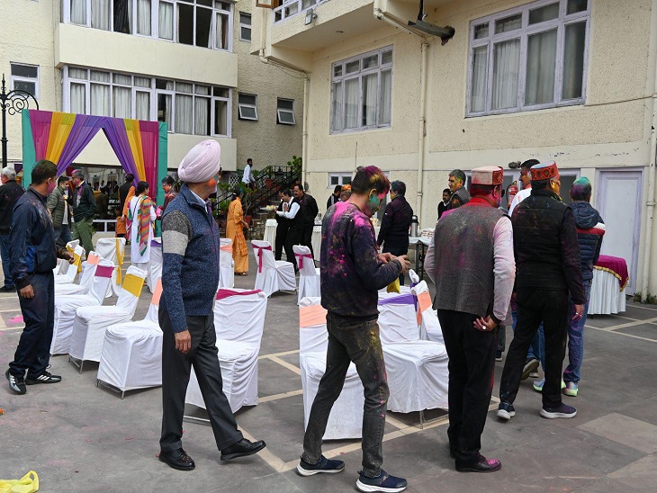 होली पर्व पर होटल हॉली डे होम में गेम खेलते हुए अफसर।- (फोटो सोर्स सोशल मीडिया)