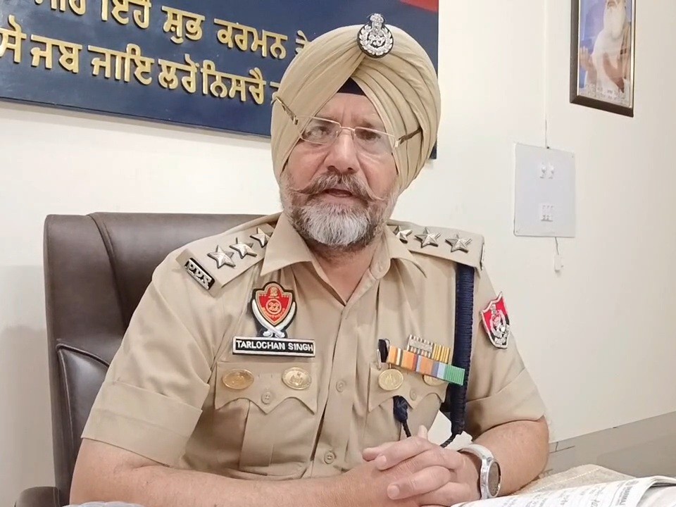जानकारी देते डीएसपी त्रिलोचन सिंह।