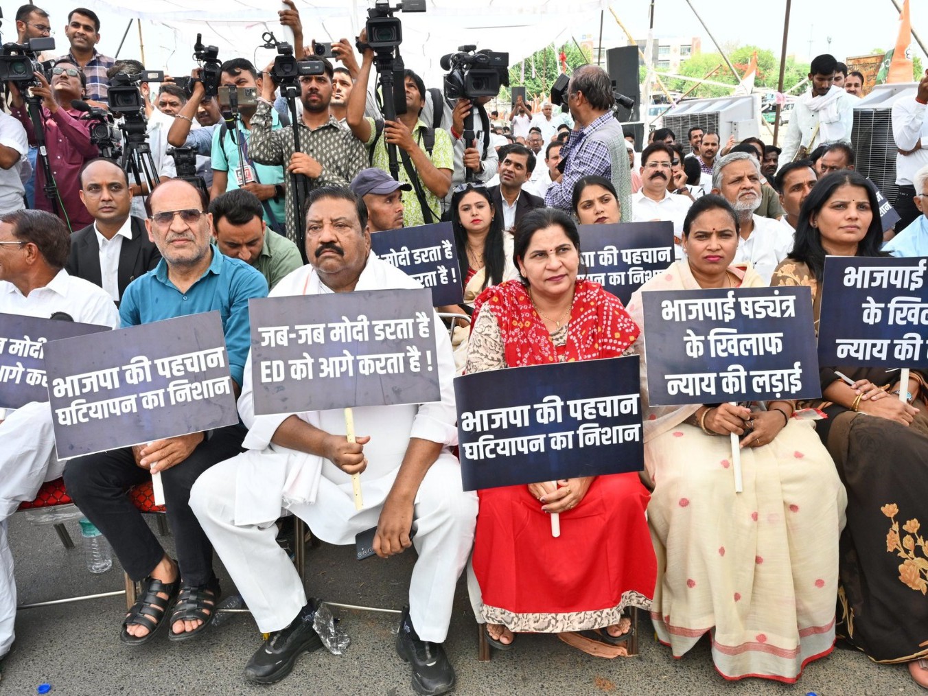 कांग्रेस के नेताओं ने इस कार्रवाई को राजनीतिक प्रतिशोध कहा।