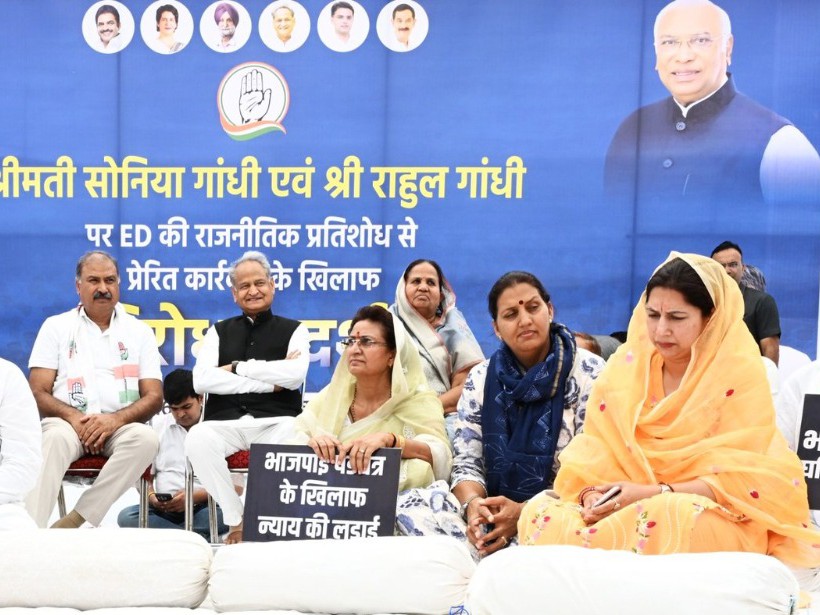 गेहलोट ने कहा कि देश में ऐसा माहौल बनाया जा रहा है जैसे कि एक बड़ा घोटाला हुआ हो।